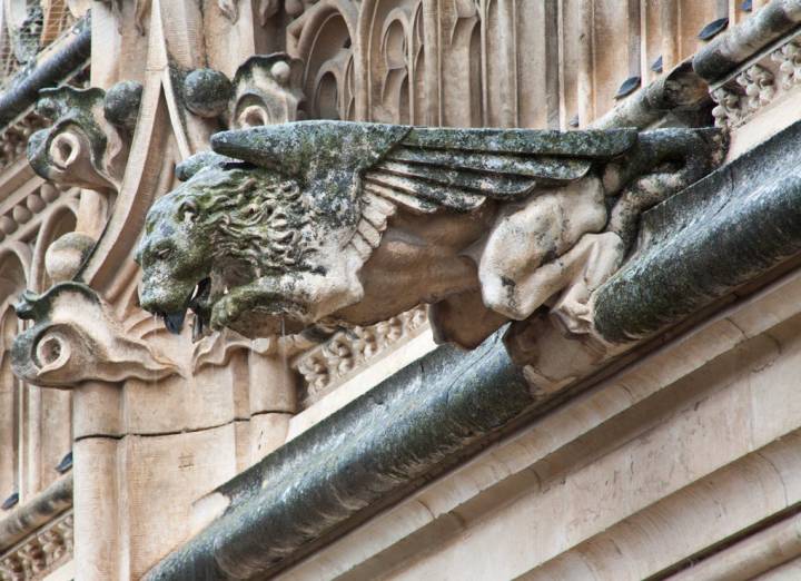 Así son las gárgolas del monasterio. Foto: Renata Sedmakova. Shutterstock.