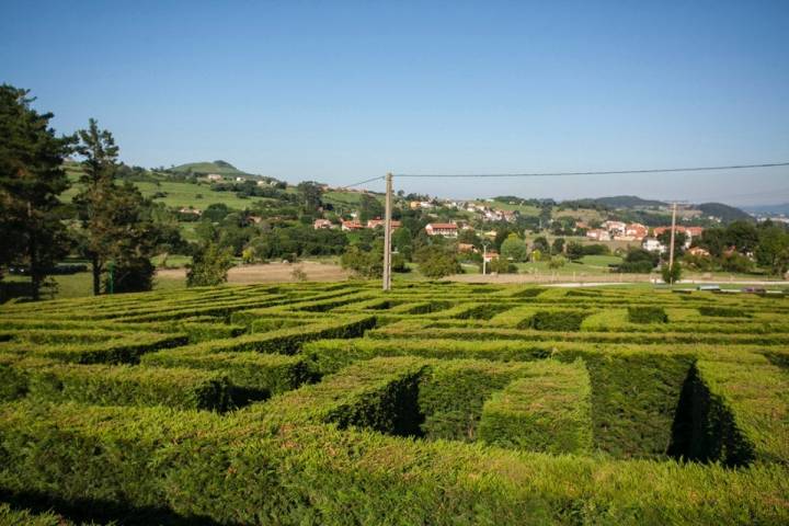 El laberinto vegetal mide 5.623 metros cuadrados, siendo el más grande de toda España.