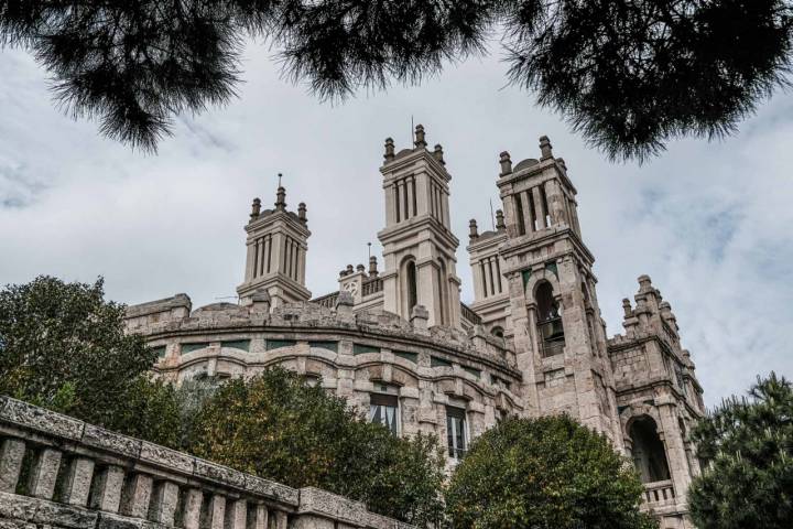 Edificios emblemáticos, en este caso el Palacio de Maudes