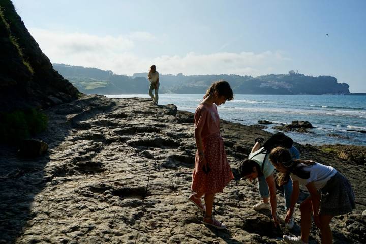 Costa jurásica de Asturias niños en La Griega