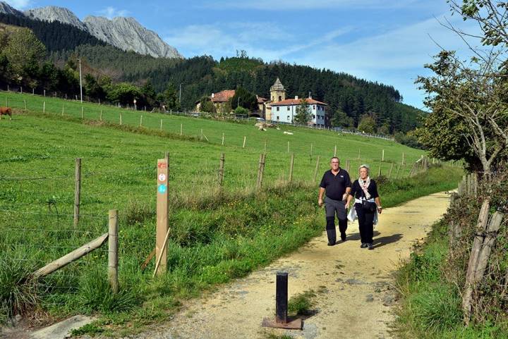 Caminantes en la vía verde con Arrazola al fondo. Foto: Alfredo Merino.