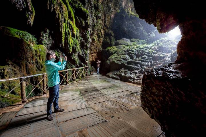 Desde el interior de la gruta Iris se observa la caída de la Cola de Caballo.