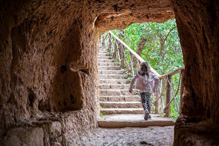 Para los niños, las grutas se convierten en un auténtico juego.