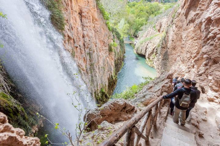 Una estrecha escalera de roca conduce hacia la Gruta Iris. Las vistas no defraudan.