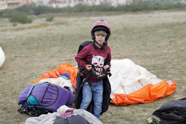 Matías, de cinco años, impresionado por las sensaciones durante el vuelo en parapente.