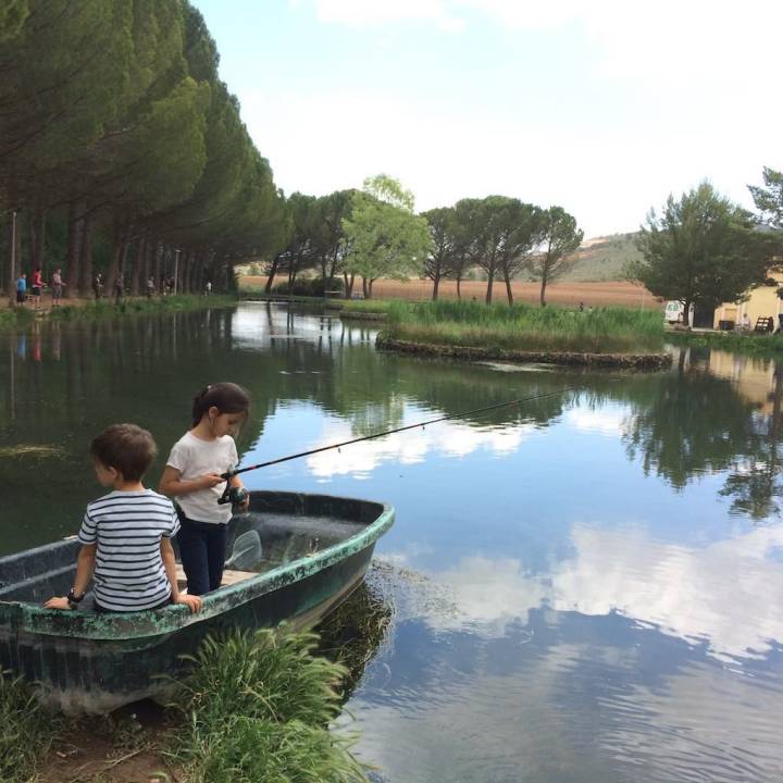 En la barca, entrenando para el arte de la pesca.