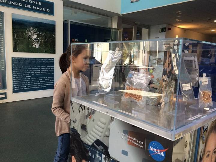 En la vitrina se pueden ver algunos de los alimentos que se llevan los astronautas al espacio, como la fruta deshidratada.