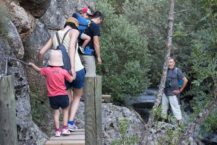 Camina sobre las pasarelas con la emoción de adentrarrte en un barranco salvaje. Foto: Pekebikers.