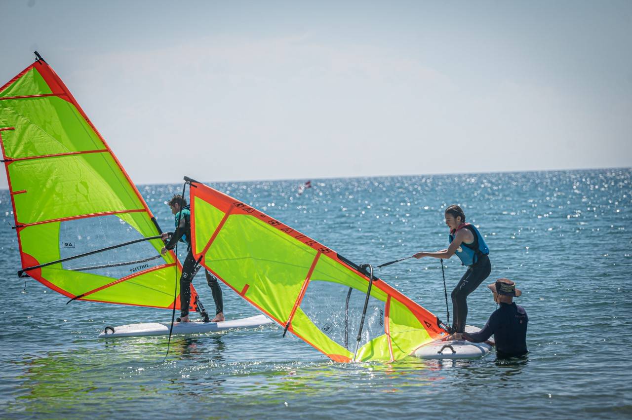 Coma-ruga 01/05/23 – Actividad de Windsurf con la Escuela de Vela del Club náutico de Coma-ruga. Comida en el Restaurante La Calma Salada y aguas termales de Coma-ruga. Mañana del lunes. AUTOR: MANU MITRU