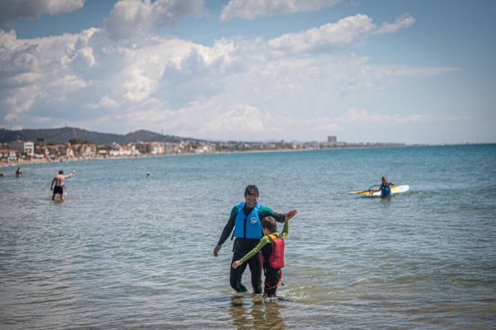 El club naútico de Comarruga se encuentra junto a la playa de San Salvador.