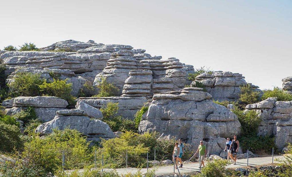 Fantasía de rocas jurásicas bajo la puesta de sol