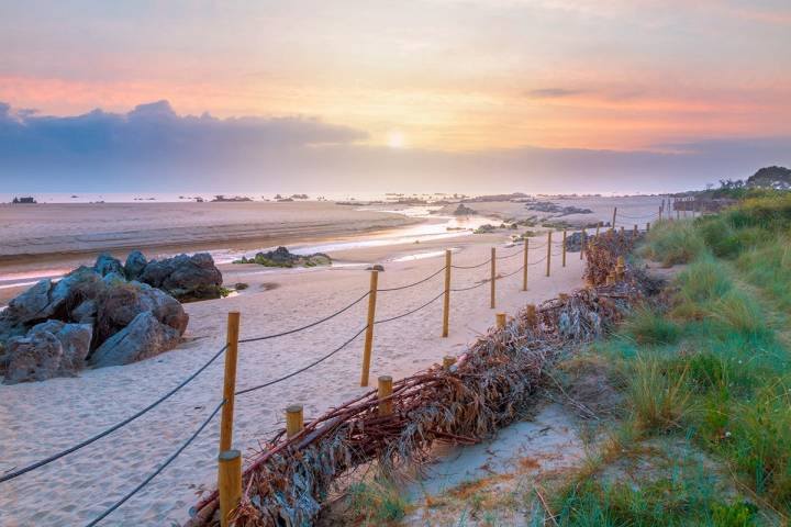 Rutas por Cantabria: Playa Tregandin, Noja. Foto: Shutterstock