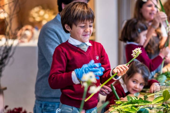 Niño con flor