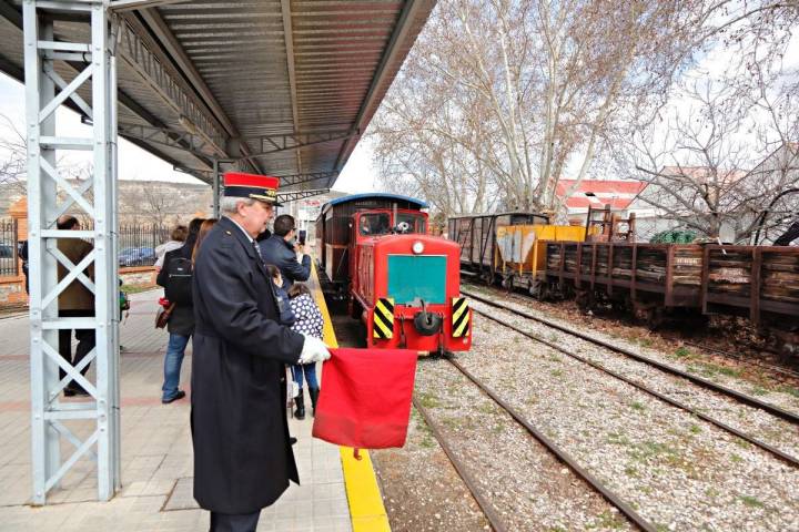 La bandera roja tiene muchos significados según cómo se utilice. Aquí, el tren debe detenerse.