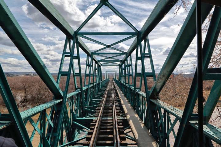 La defensa de este puente de hierro construido en 1912 se convirtió en todo un emblema durante la batalla del Jarama.