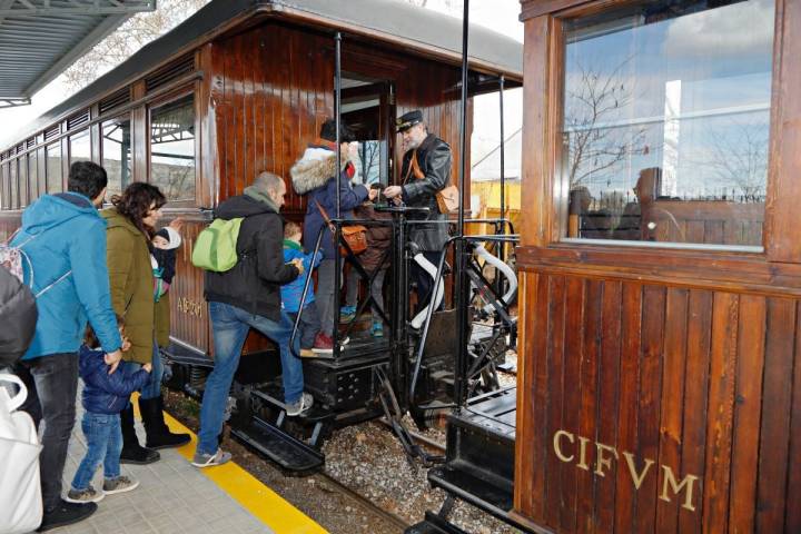 El tren tiene tres vagones con capacidad para 123 personas.