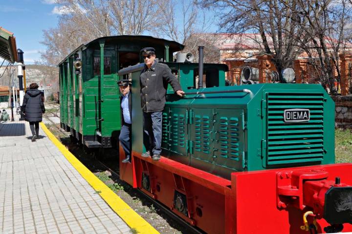 Marcelino y José María, dos veteranos del ferrocarril, sobre el tren lanzadera.