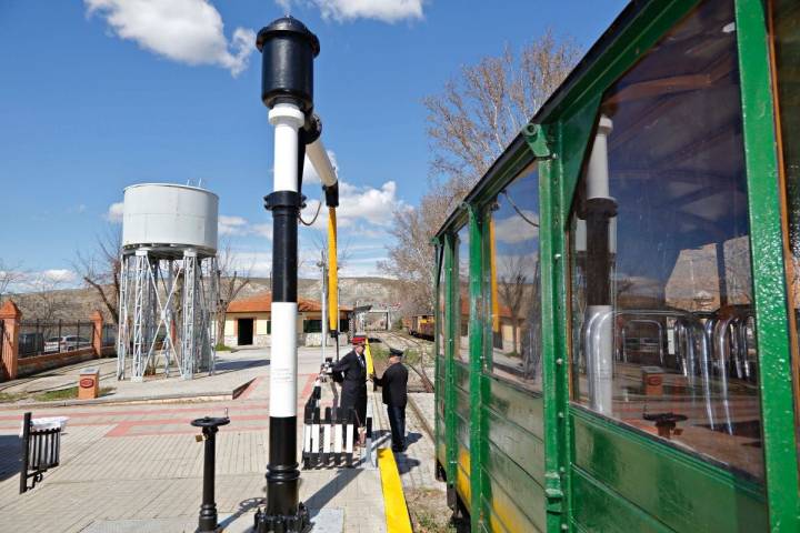 En la estación puede verse el depósito de agua y la carbonera que alimentan las locomotoras de vapor.