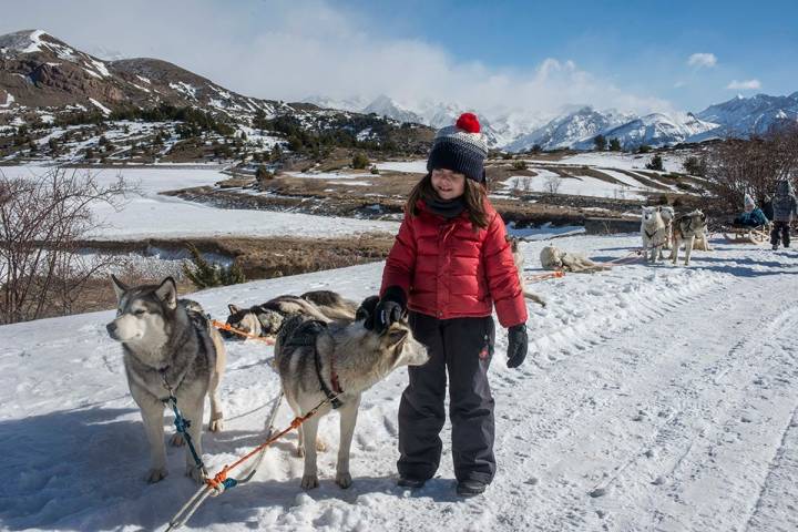 Al final, los niños aprovechan para jugar con los perros.