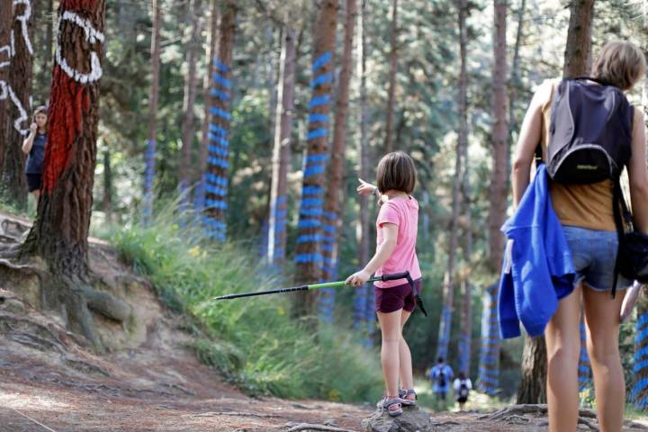 Identificar las obras entre la vegetación es el gran reto de los niños.