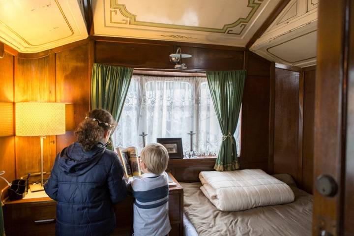 Dispone de una cama doble y una litera, además del salón y el baño.