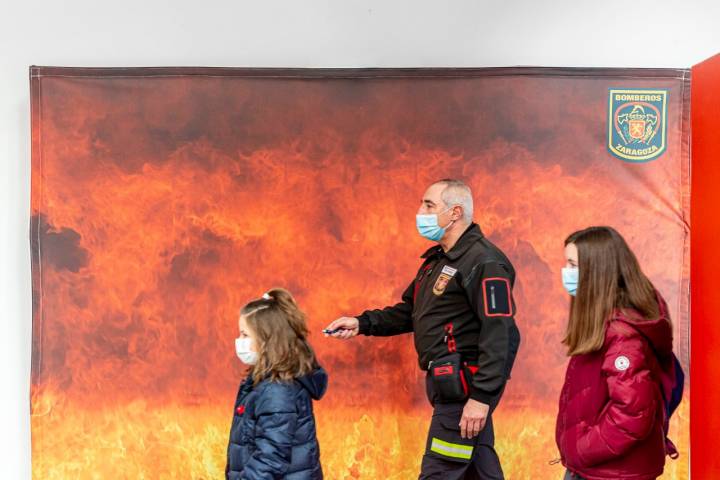 Eduardo es exbombero y guía en el museo de su oficio.