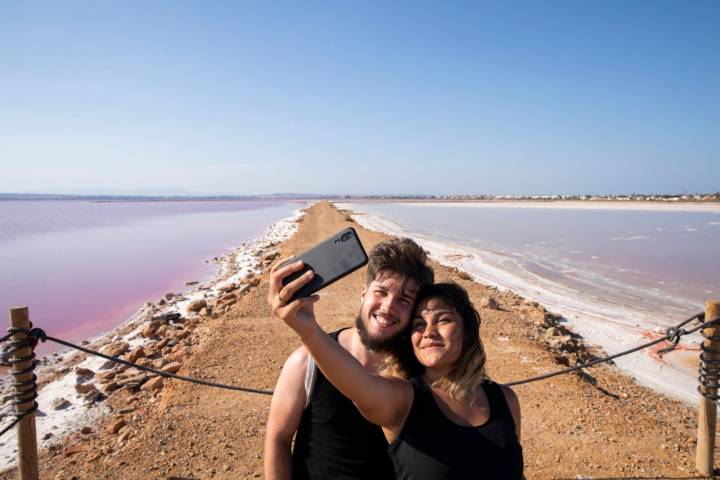 A la izquierda, la Laguna rosa. A la derecha, la Laguna de Flor de Sal.