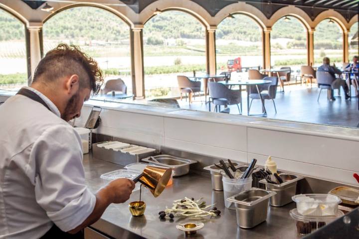 Grandes ventanales permiten disfrutar del paisaje durante la comida. La cocina vista es otro de sus atractivos.