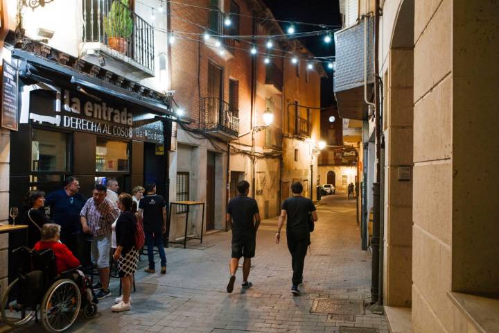 La plaza de España y la calle derecha al Coso es la zona con más ambiente para tapear.