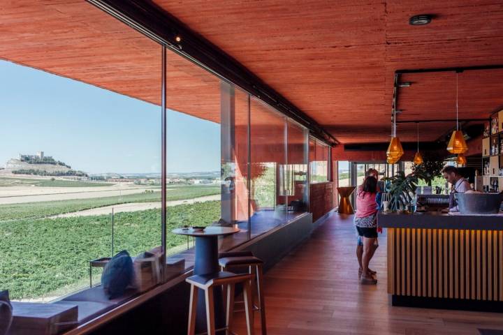 La barra gastronómica de 'Ambivium', con unas privilegiadas vistas sobre el castillo de Peñafiel.