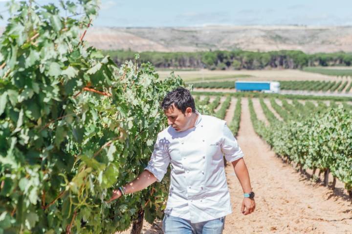 El cocinero Alberto Soto paseando por los viñedos del restaurante.