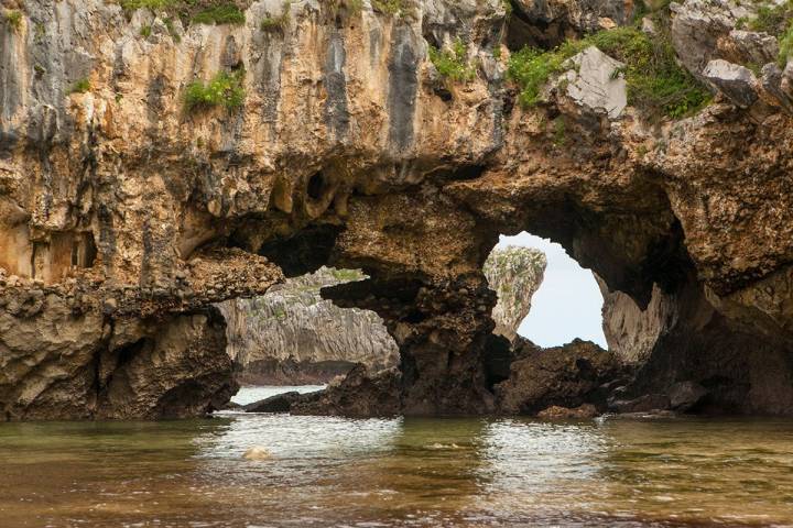 Uno puede nadar bajo estos ojos al mar con marea baja. Foto: José García.