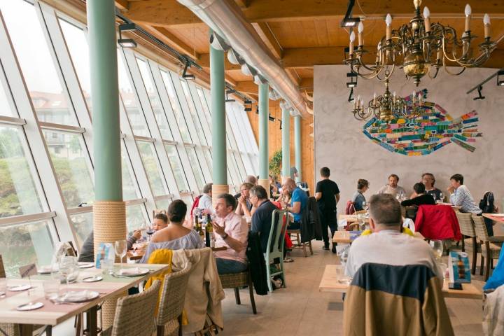 Ambiente del restaurante, ubicado en la rula de Llanes. Foto: Sofía Moro.