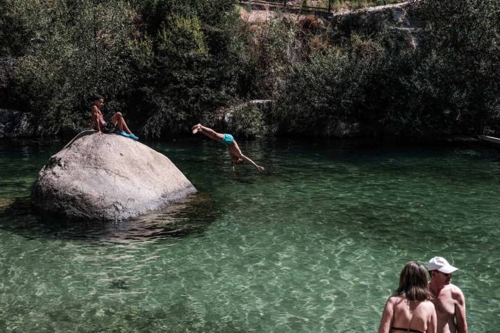 Un chico salta en la garganta de Jaranda de Jarandilla de la Vera (Cáceres)