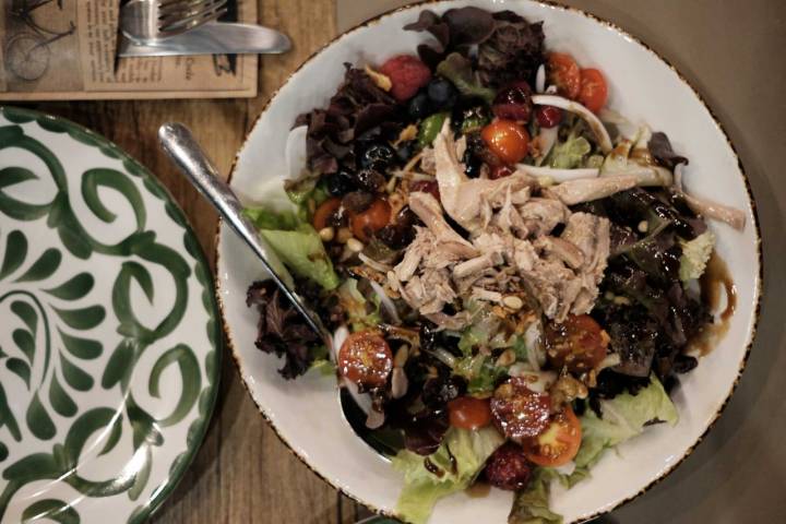 Ensalada de perdiz escabechada en el restaurante 'El Labrador' de Jarandilla de la Vera, Cáceres