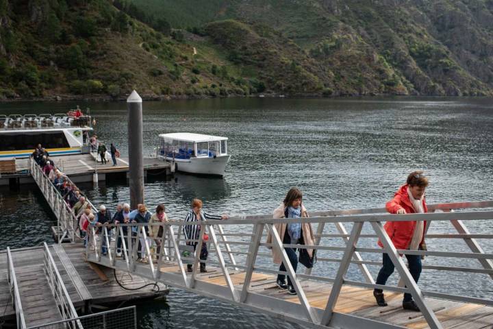 Desembarco en el embarcadero de Santo Estevo