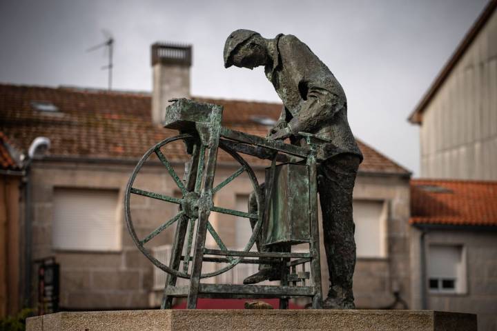 Estatua de un afilador en la plaza de Luintra