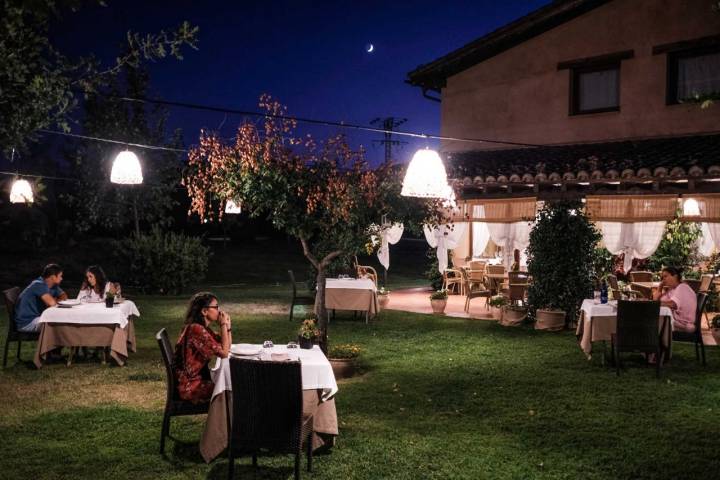 Y la terraza para cenar iluminada para las noche