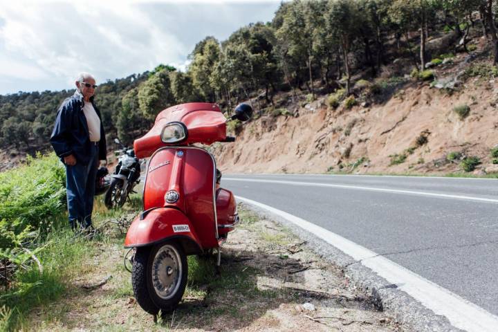 Descendiendo por la GIV-5201 hacia Viladrau nos encontramos a Josep, con su Vespa de 1977.