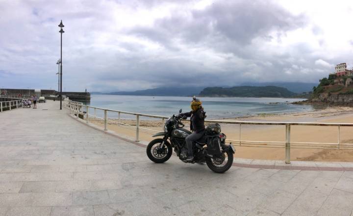 Rodando en el puerto de Lastres. Foto: A.S.