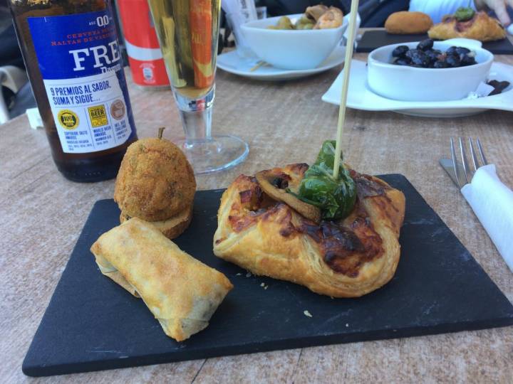 De pinchos en la terraza de La Marmita de Guara.