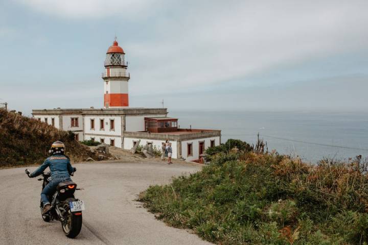 El faro de Cabo Silleiro, mirando al Atlántico con los cañones escondidos orientados a la Ría.