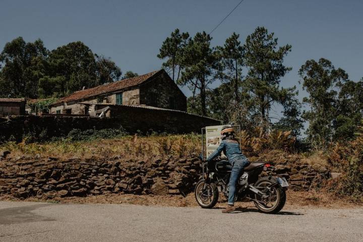 Por el embalse de Zamáns las casas molino, junto al río, dibujan un pintoresco paisaje.