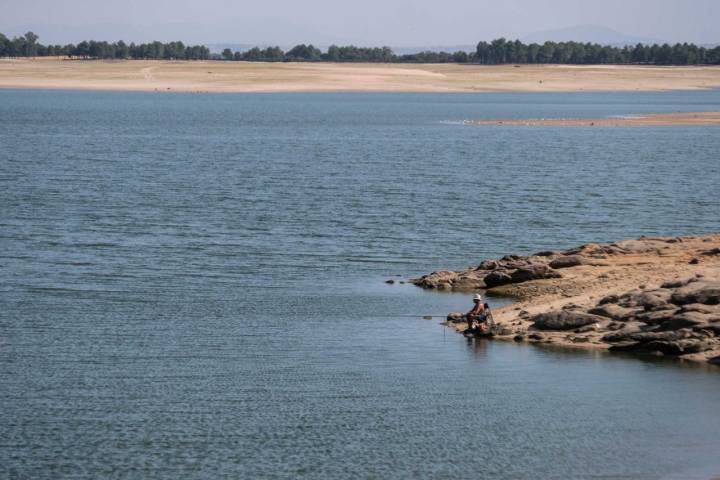 Hombre pescando en el embalse de Rosarito