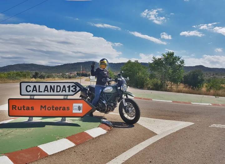 Junto a uno de los carteles de las Rutas Moteras.