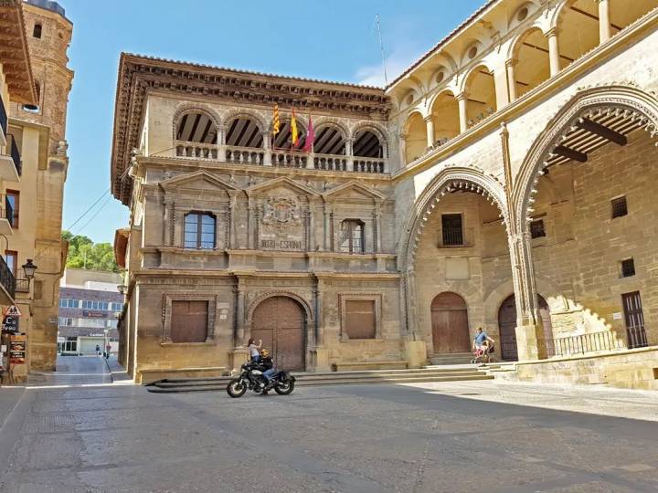 Junto al ayuntamiento de Alcañiz.