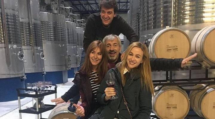 Disfrutando de un vino en una bodega junto a sus compañeros de '5 y acción'. Foto cedida.