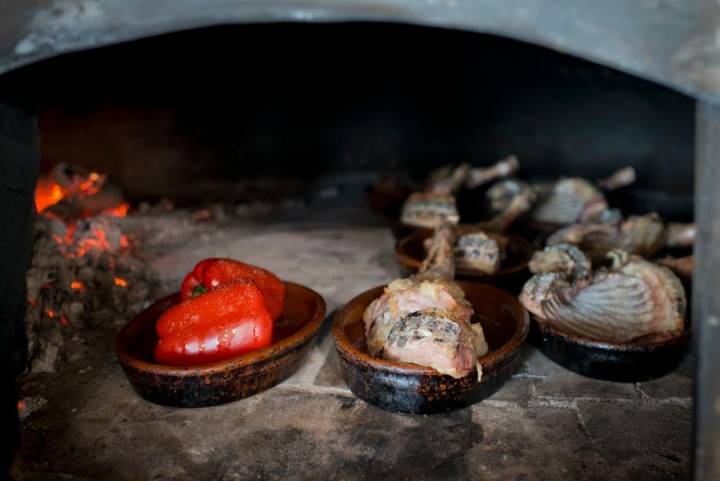 Las brasas son el único y el mejor secreto de un buen cordero en 'Área Boceguillas'. Foto: Sofía Moro