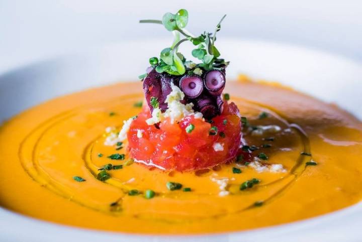 Salmorejo con tartar de tomate y pulpo frito de la 'Taberna de Gaztelupe', un Sol Repsol. Foto: Facebook.