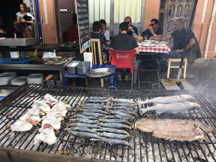 El grupo Manel al fondo dándose un festín de pescado a las brasas. Foto: Manel.